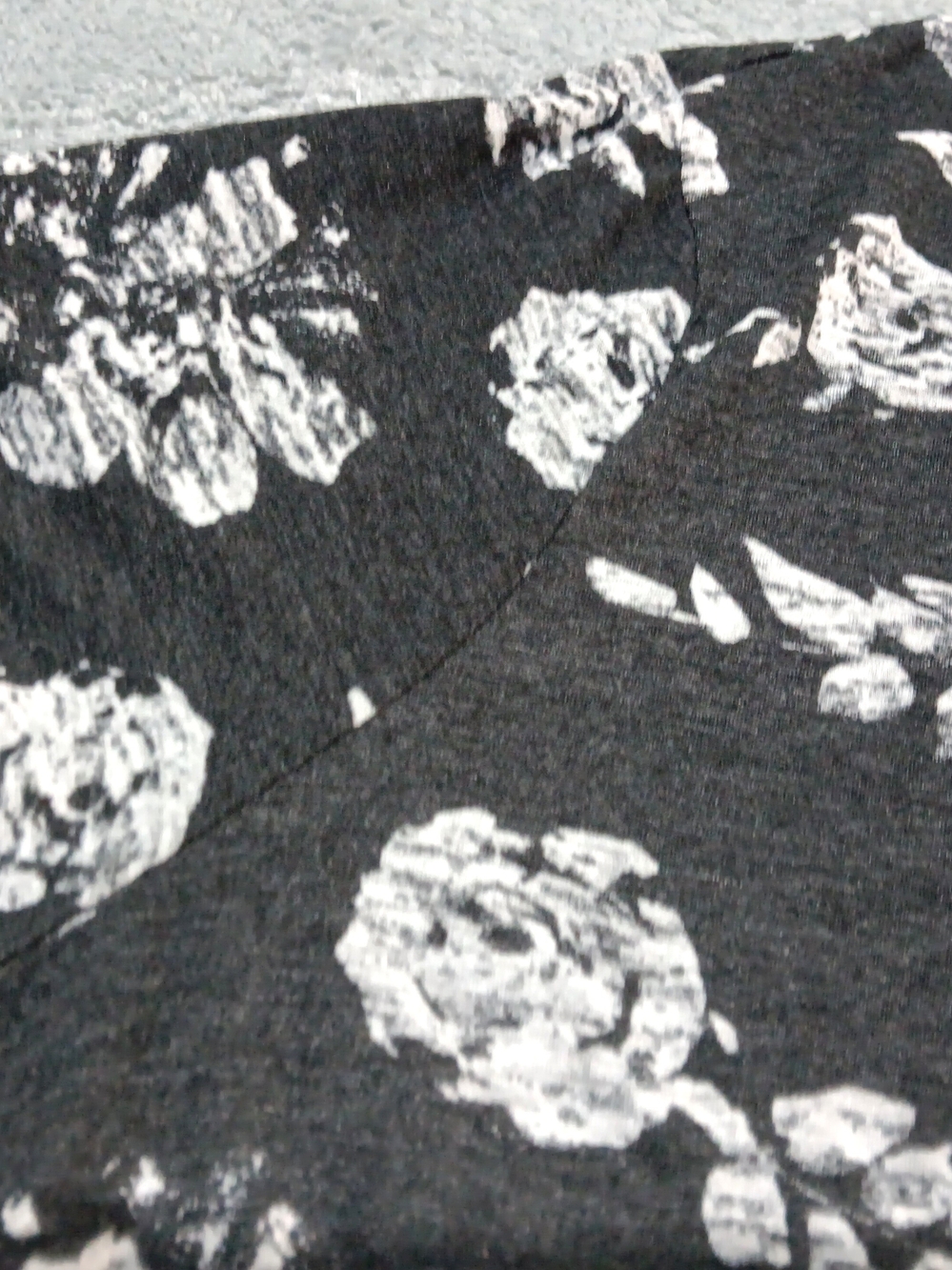 Lane Bryant Size 22/24 Short Sleeve V-Neck Ruched Sides Gray White Floral - Picture 5 of 7